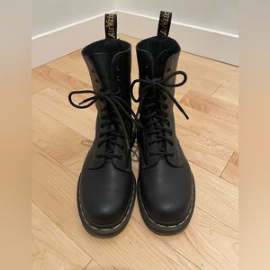 Unisex Dr Martens 1490 10 Eye Virginia Nappa Leather Combat Boots UK 5 W 7.5/M 6